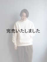 Still By Hand(スティルバイハンド) コットンハイネックスウェット エクル