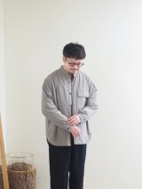 Still By Hand(スティルバイハンド) パデットバンドカラーシャツブルゾン カーキベージュ