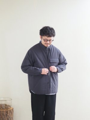 画像1: Still By Hand(スティルバイハンド) パデットバンドカラーシャツブルゾン チャコール