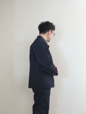 画像2: Still By Hand(スティルバイハンド) ポリエステル製品染めWポケットシャツジャケット ブラックネイビー
