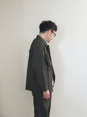 画像2: Still By Hand(スティルバイハンド) ポリエステル製品染めWポケットシャツジャケット ダークオリーブ