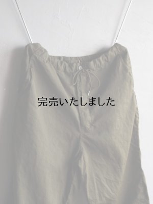 画像9: Still By Hand(スティルバイハンド) ポリエステル製品染めイージーテーパードパンツ ダークオリーブ