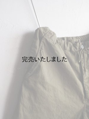 画像13: Still By Hand(スティルバイハンド) ポリエステル製品染めイージーテーパードパンツ ダークオリーブ