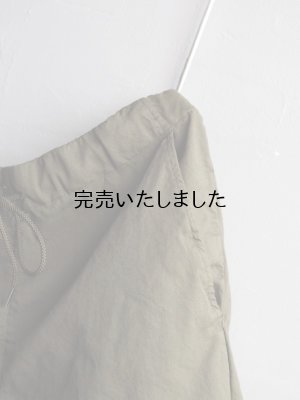 画像14: Still By Hand(スティルバイハンド) ポリエステル製品染めイージーテーパードパンツ ダークオリーブ