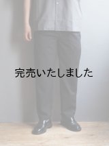 Still By Hand(スティルバイハンド) ポリエステルシアサッカーテーパードイージーパンツ ブラック