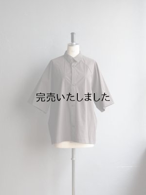 画像1: Still By Hand(スティルバイハンド) ナイロン変形ラグランショートスリーブシャツ チャコールブラウン