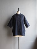 Still By Hand(スティルバイハンド) ナイロン変形ラグランショートスリーブシャツ ネイビー
