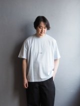 Still By Hand(スティルバイハンド) グラフィックTシャツ-ambiguous スモークブルー