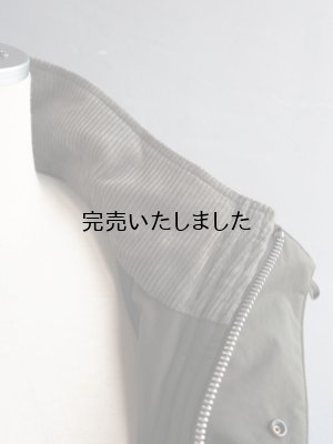 画像13: 【再入荷】Still By Hand(スティルバイハンド)スタンドカラーパデットハーフコート オリーブ