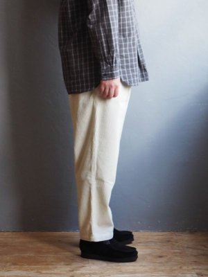 画像2: Still By Hand(スティルバイハンド) 5Wコーデュロイガーメントダイ1タックパンツ オフホワイト