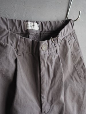 画像7: Still By Hand(スティルバイハンド) ピーチスキンガーメントダイタックパンツ グレージュ