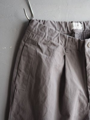 画像9: Still By Hand(スティルバイハンド) ピーチスキンガーメントダイタックパンツ グレージュ