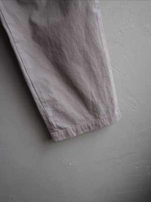 画像11: Still By Hand(スティルバイハンド) ピーチスキンガーメントダイタックパンツ グレージュ