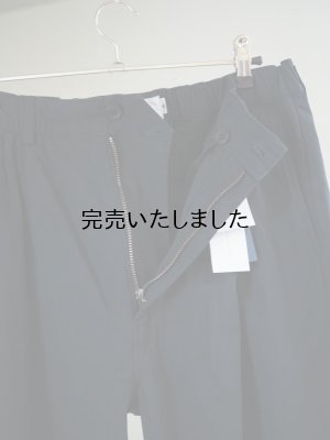 画像11: Still By Hand(スティルバイハンド) 強撚コットン 製品染め4タックパンツ ブラックネイビー
