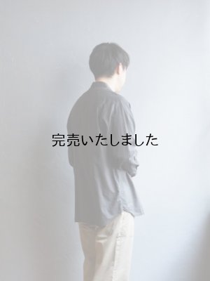 画像2: Still By Hand(スティルバイハンド) コットンシルク製品染レギュラーカラーシャツ チャコール