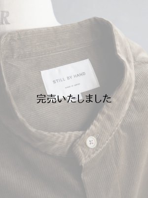 画像18: 【再入荷】Still By Hand(スティルバイハンド) 10Wコーデュロイバンドカラーオーバーシャツ カーキベージュ
