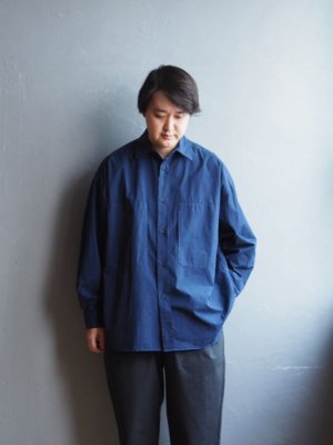 画像1: 【再入荷】Still By Hand(スティルバイハンド) 製品染めオーバーサイズレギュラーカラーシャツ ディープブルー