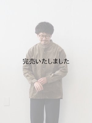 画像1: 【再入荷】Still By Hand(スティルバイハンド) 10Wコーデュロイバンドカラーオーバーシャツ カーキベージュ